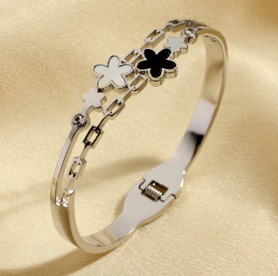 FIVE LEAF BANGLE